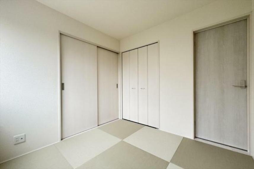 和室はリビング、玄関ホールの両方から行き来できる2WAYで客間としても重宝します。