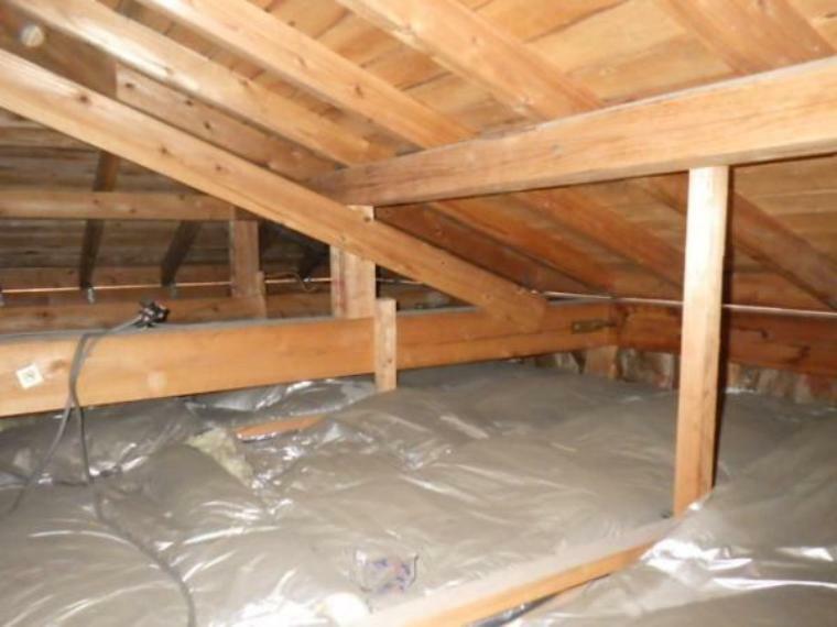 構造・工法・仕様 ご内覧時に簡単に見れない屋根裏に雨漏れ跡や木材の腐食等が無いか確認しております