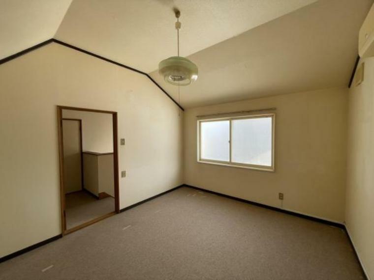 【リフォーム中】2階6帖洋室の写真です。照明器具交換、床クッションフロア張替えを行います。窓は二重サッシになっており、綺麗にクリーニング致します。