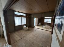 【リフォーム中】リビングです。リビングは2部屋をつなげて和室を洋室へ変更し、対面キッチンに致します。