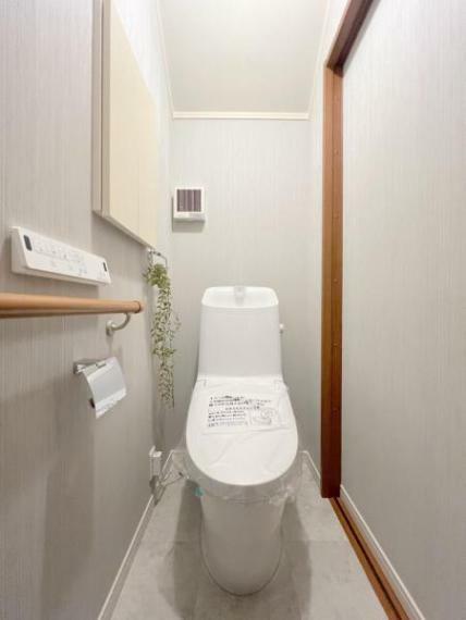 トイレ ・洗浄機能を標準完備、清潔な空間が印象的です。