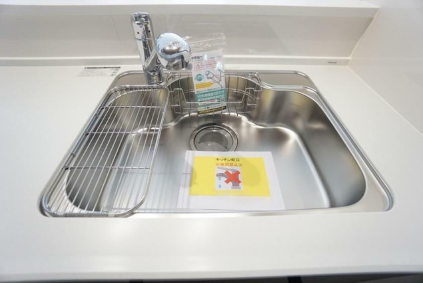 ダイニングキッチン 大きなお鍋も楽々洗える幅の広いシンクです＾＾ステンレスシンクなので簡単にお掃除できますよ。洗剤やスポンジもすっきりできる収納付き。