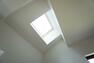 構造・工法・仕様 優しい光が魅力的のトップライト（天窓）付き洋室です。