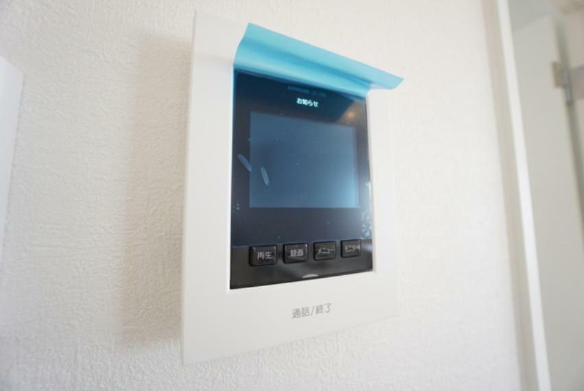 TVモニター付きインターフォン 部屋の中にいながら訪問者の確認ができるTVモニター付きインターフォンがキッチン近くに設置されています＾＾