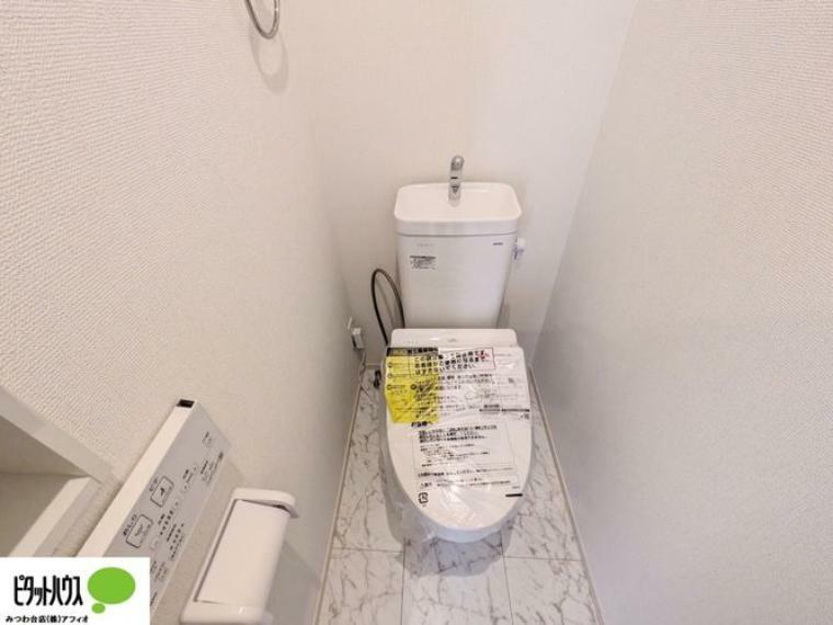 トイレ 清潔感のある真っ白なトイレ