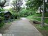 公園 鶴ヶ峰公園 徒歩4分。樹々に囲まれた気持ちのよい公園です。