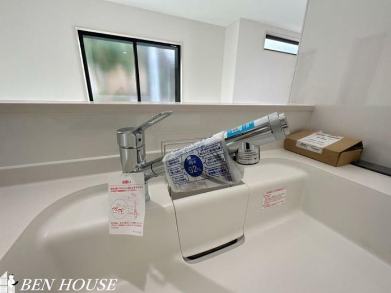 発電・温水設備 キッチン水栓（同仕様参考写真）・浄水器一体型のシングルレバーシャワー水栓です。