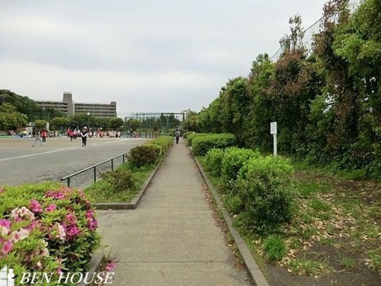 公園 小港南公園 徒歩7分。四季の移ろいを感じる緑豊かな住環境です。