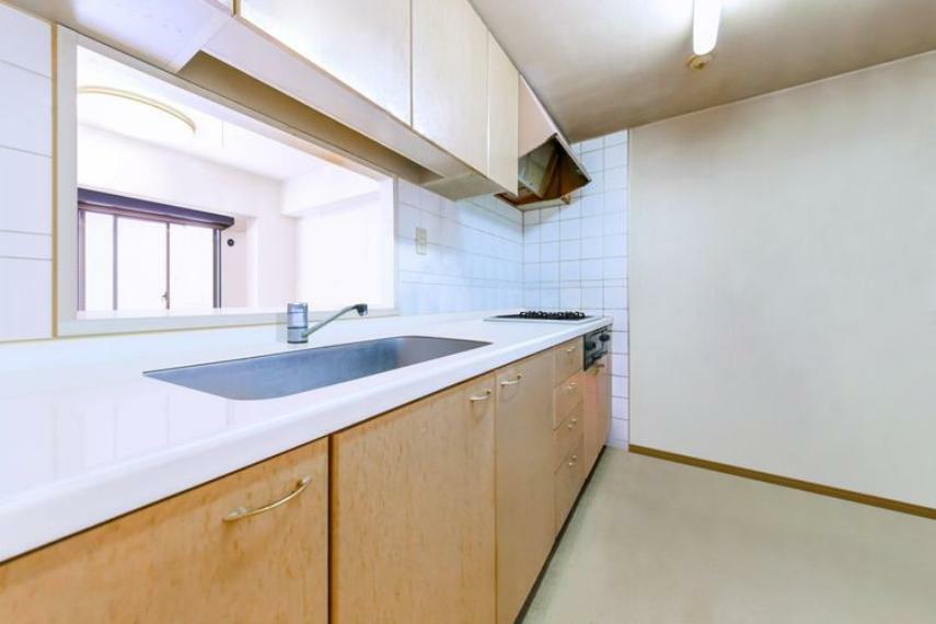 カウンターキッチン　※画像はCGにより家具等の削除、床・壁紙等を加工した空室イメージです。