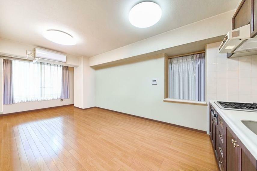 居間・リビング ※画像はCGにより、家具等の削除、床・壁紙等を加工した空室イメージです。