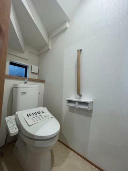 トイレ 節水型でエコなトイレには、今では当たり前のウォシュレット付き。便座を温める機能もついていて、居心地良くてトイレから出られなくなるかも！換気用に換気扇はもちろん、窓も着いているので常に快適ですね