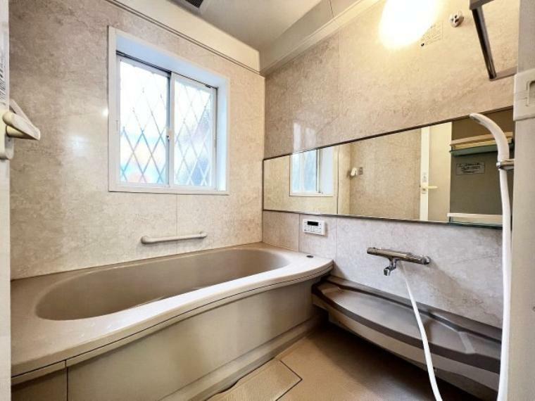 横長の鏡が設置され華やかな雰囲気漂うバスルーム。