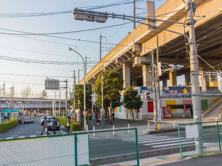 中浦和駅（埼京線、普通電車で池袋まで約28分、新宿は約35分、渋谷約40分と都心へのアクセス良好。JR武蔵野線沿線からバスを利用し、中浦和駅より都心に向かう人も多くいます。）