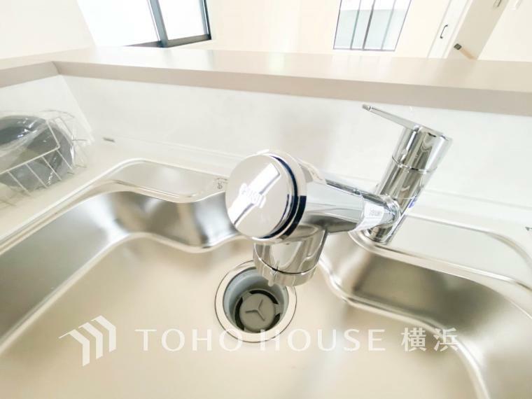 【浄水器一体型水栓】シャワーヘッド内に内蔵されたカートリッジはカルキ・溶解性鉛・農薬などの不純物を低減します。