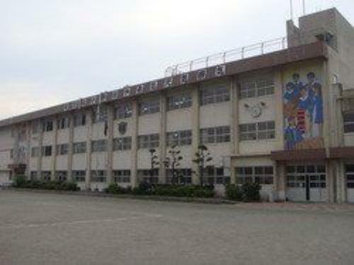 小学校 坂元台小学校【鹿児島市立坂元台小学校】は、西坂元町に位置する1985年創立の小学校です。令和3年度の生徒数は403人で、16クラスあります。校訓は「やる気　元気　根気」です。