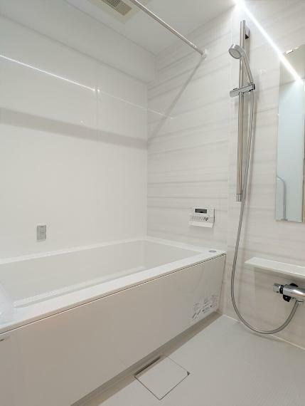 浴室 【バスルーム】暖房換気乾燥機付きシステムバスルーム。暖房・冷風・換気・乾燥など、毎日を快適に過ごせるうれしい機能が揃っています。雨の日の洗濯物も安心です。