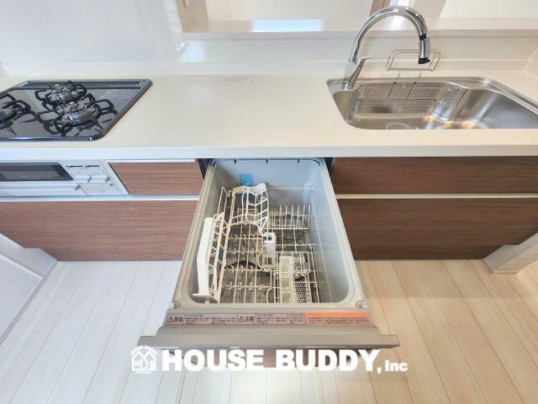 「ビルトイン食器洗乾燥機」 毎日の家事をラクにしてくれるビルドインタイプの食洗機。操作も楽々ワンタッチ！水仕事を軽減するとともに手洗いに比べ節水効果も期待できます。