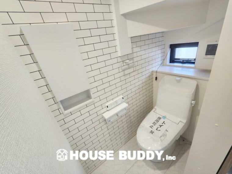 1階、2階ともにお手入れも楽々、清潔感のあるシャワー付きトイレを採用しました。壁紙もアクセントクロスでオシャレです。