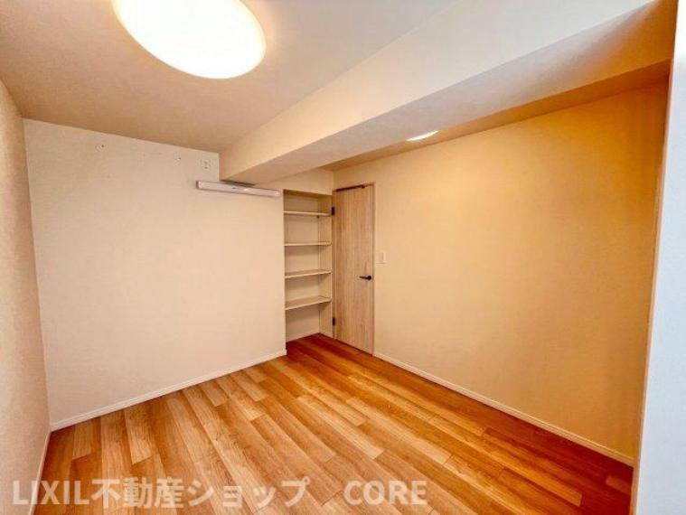 洋室 床材や建具は家具にも合わせやすい落ち着いた色合いになっております