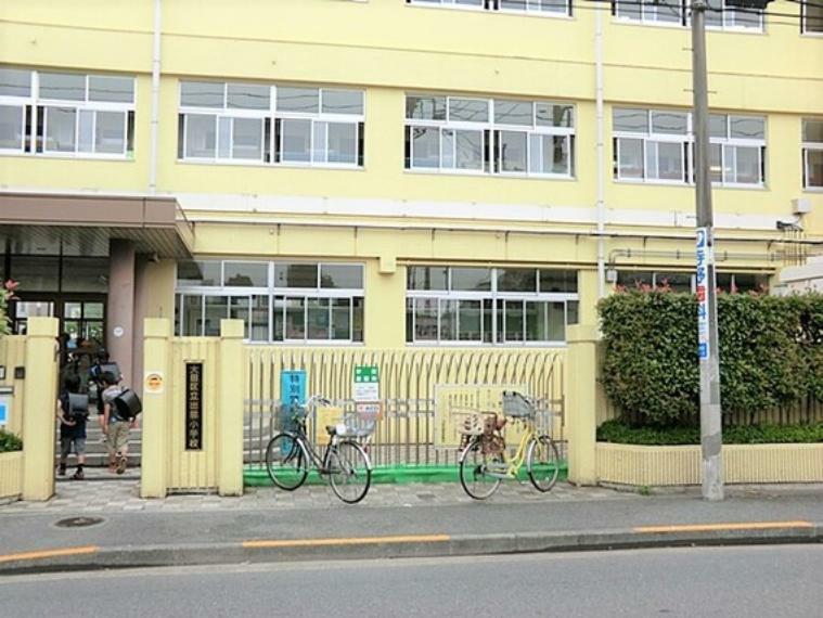 小学校 通学路は穏やかな住宅街の中の道なので、お子さんの通学も安心。