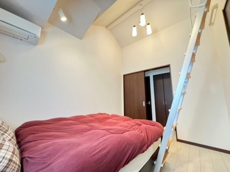 2階洋室は開放的な空間にロフト収納有、リラックスのできる寝室です。