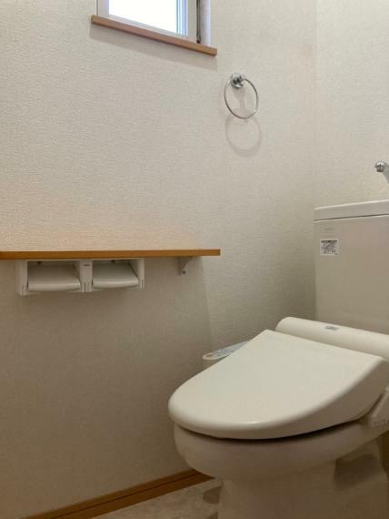 トイレ 【トイレ】2階トイレ。各階にトイレがあり階段利用をすることなく使用できます。体調不良時に使用を制限したい時、混雑時に2か所あると便利です！