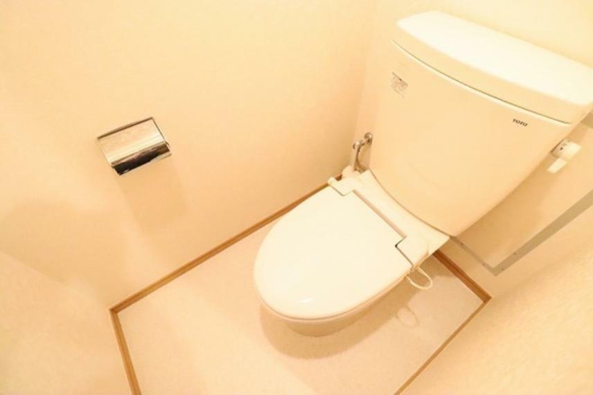 トイレ 清潔感があり、温水洗浄便座付きのトイレ。