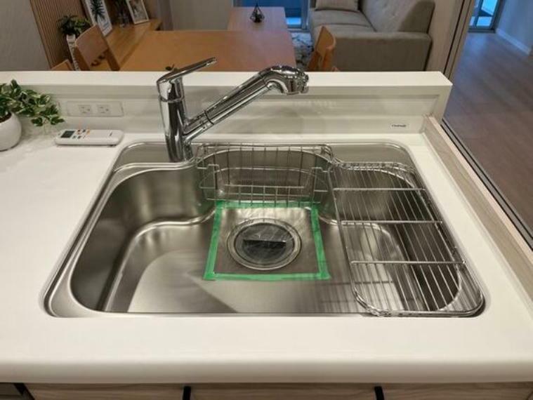 キッチン 大きな調理器具や食器類もゆったり洗えるシンクです。