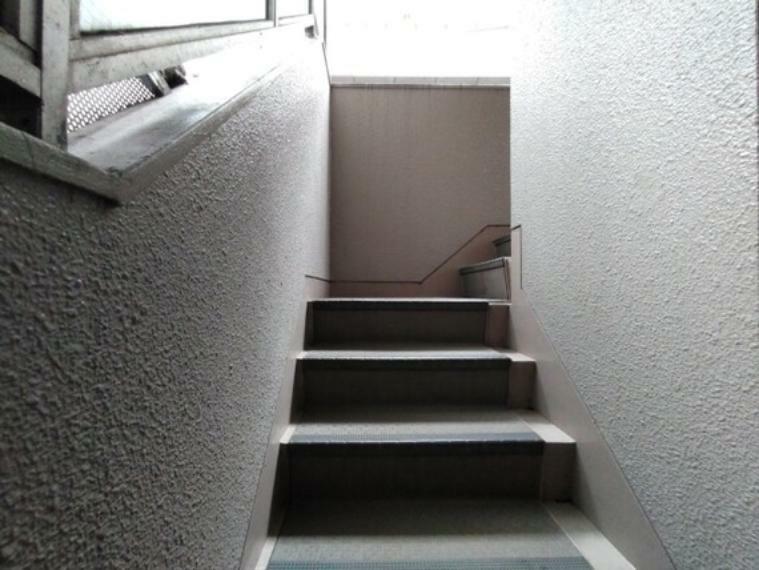 共用部の階段です。明るく清潔に管理されています。