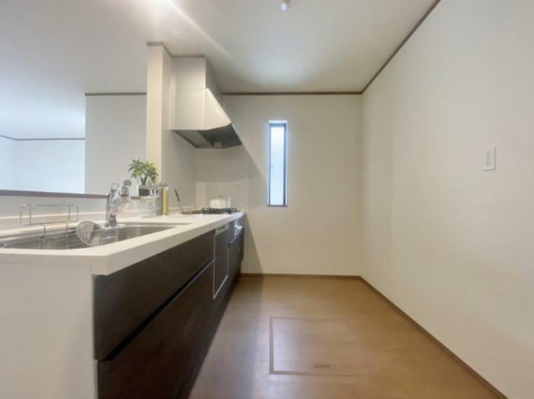 キッチン 通風＆採光にも考慮した小窓付きキッチンスペース
