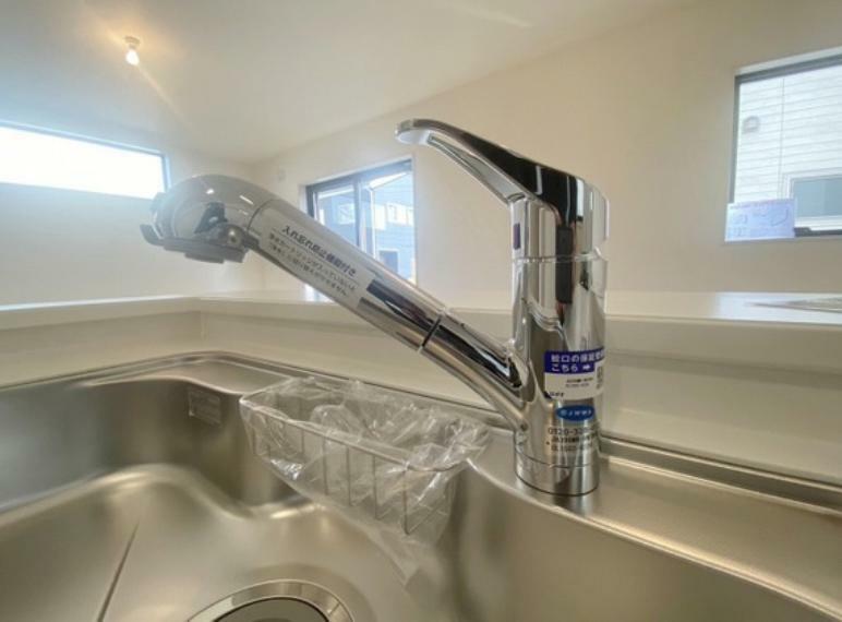 キッチン 浄水と原水に切り替えられる浄水器一体型水洗を使用。