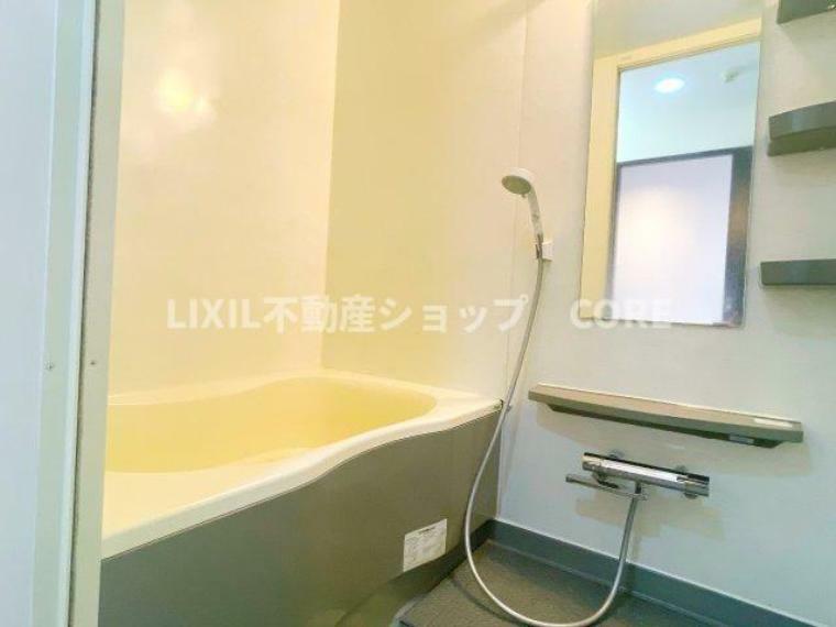 浴室 清潔感のある色味でまとめられたバスルームは光に満ちたリラクゼーション空間。