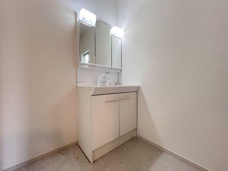 洗面化粧台 三面鏡仕様の洗面化粧台　鏡裏はキャビネットになっており収納力も豊富です