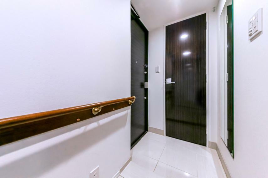 クランクのある玄関は、来訪者に室内を見られにくい設計でプライバシー性に優れます。