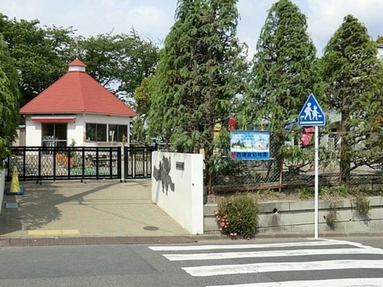 西鎌倉幼稚園 園舎裏にある木々に囲まれた自然があふれる風の子広場があります。月に1回茶道指導があります。（約1,130m）