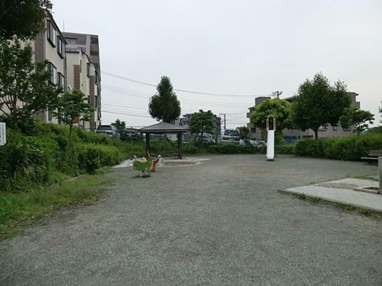 公園 東本郷六丁目第三公園 東本郷六丁目第三公園は横浜市緑区にある住宅街の比較的広めな公園です。公園の設備には水飲み・手洗い場があります。