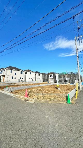 現況外観写真 周囲は、景観や安全に特に配慮された第一種低層住居専用地域。閑静で美しい街並みが広がります。公園が多く点在し自然が豊かな環境で子育てファミリーにも好適です。小学校が徒歩10分圏内で通学時も安心です！