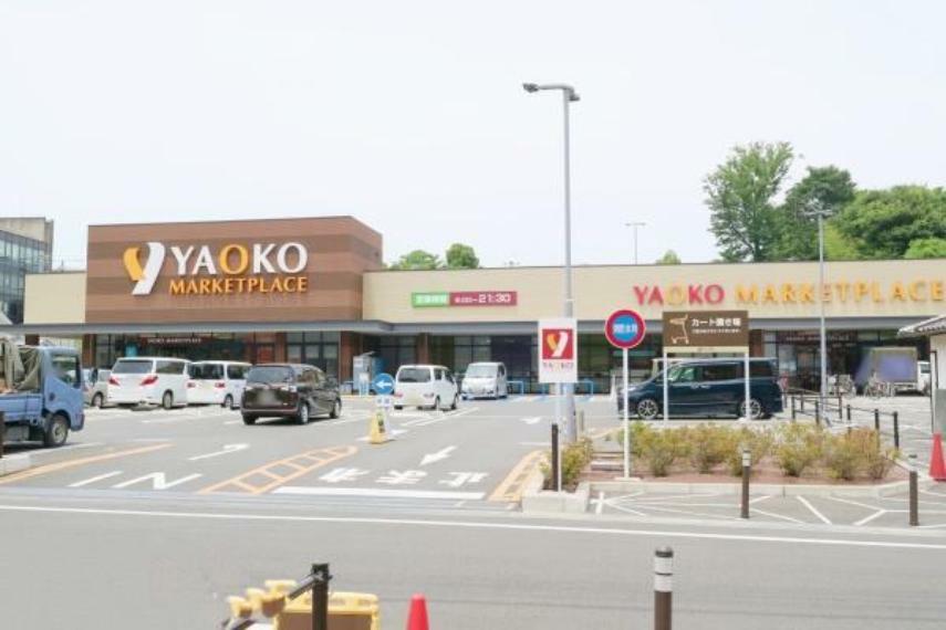 ヤオコー所沢有楽町店 駐車場も多く、近くにはサイゼリアやマツモトキヨシがあるなど利便性も高いです。