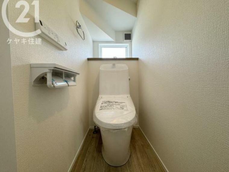 トイレ 2カ所に省エネ仕様のトイレ付き！ 2階から階段を降りなくてもいいので、お部屋からの移動が短縮できます。