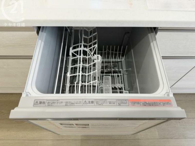 キッチン 手に優しい、後片づけおまかせの食洗機。ママも食後のだんらんに加われます。