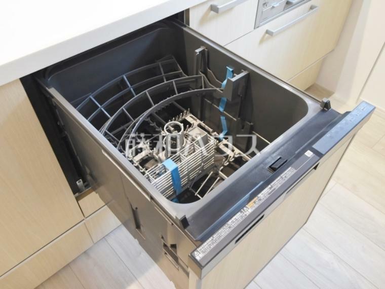 キッチン 1号棟　キッチンには家事時間を短縮する食洗機付き。　【練馬区石神井台3丁目】