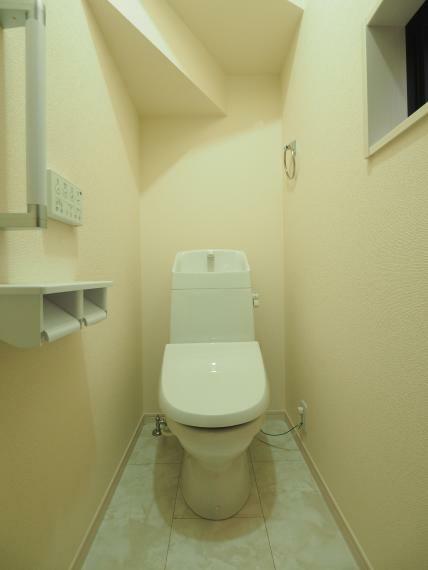 トイレ ウォッシュレット、暖房便座、トルネード洗浄の節水タイプのトイレです。 各階にトイレがあります。