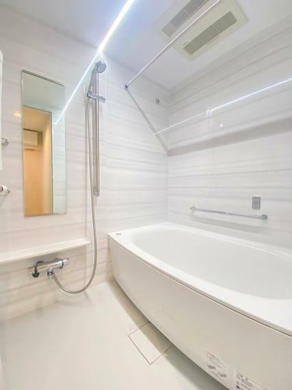 《同社施工例》ゆったりとした広さと、清潔感のあるバスルームでリフレッシュ！浴室乾燥機付きです！