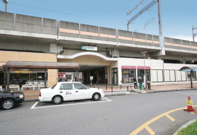 現地から560m（最長）　JR埼京線「与野本町」駅　埼京線の快速も停まる、島式ホーム1面2線を有する高架駅です。出口は東口と西口があり、駅周辺には中央区役所をはじめ多くの行政、公共サービス機関が置かれています。