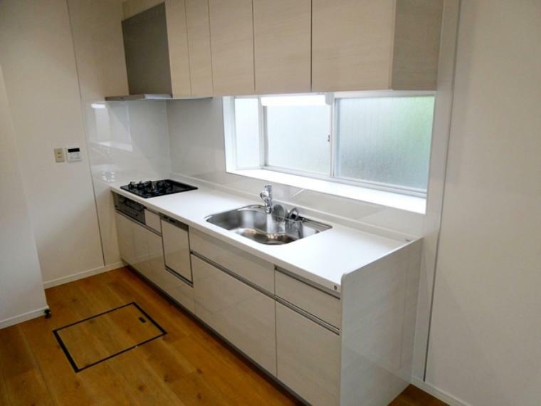 キッチン キッチンは半独立でリビングの家具等への臭い移りを軽減します