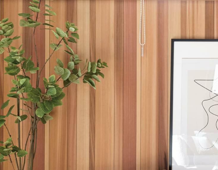 居間・リビング 銘木の風合いが美しい化粧パネル「ザ・ウォール」  リビングの壁に設置された化粧パネル。自然のグラデーションが美しく住まいを彩り、木の息吹を感じさせてくれます。