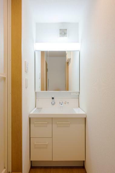 身支度時に便利な三面鏡を採用。洗面化粧台下部には、扉付きの収納スペースがあります。