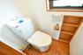 トイレ トイレ（1階）/温水洗浄便座　窓には格子があり、防犯面にも配慮されております！