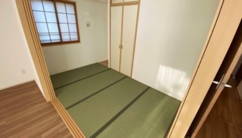 和室4.5帖:リビングにつながった和室スペースは、おむつ替えやお昼寝に最適です。