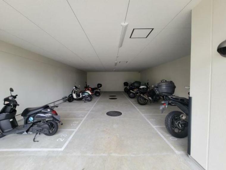 駐車場 バイク置場があるので大切なバイクをゆったりと置くことができますね！